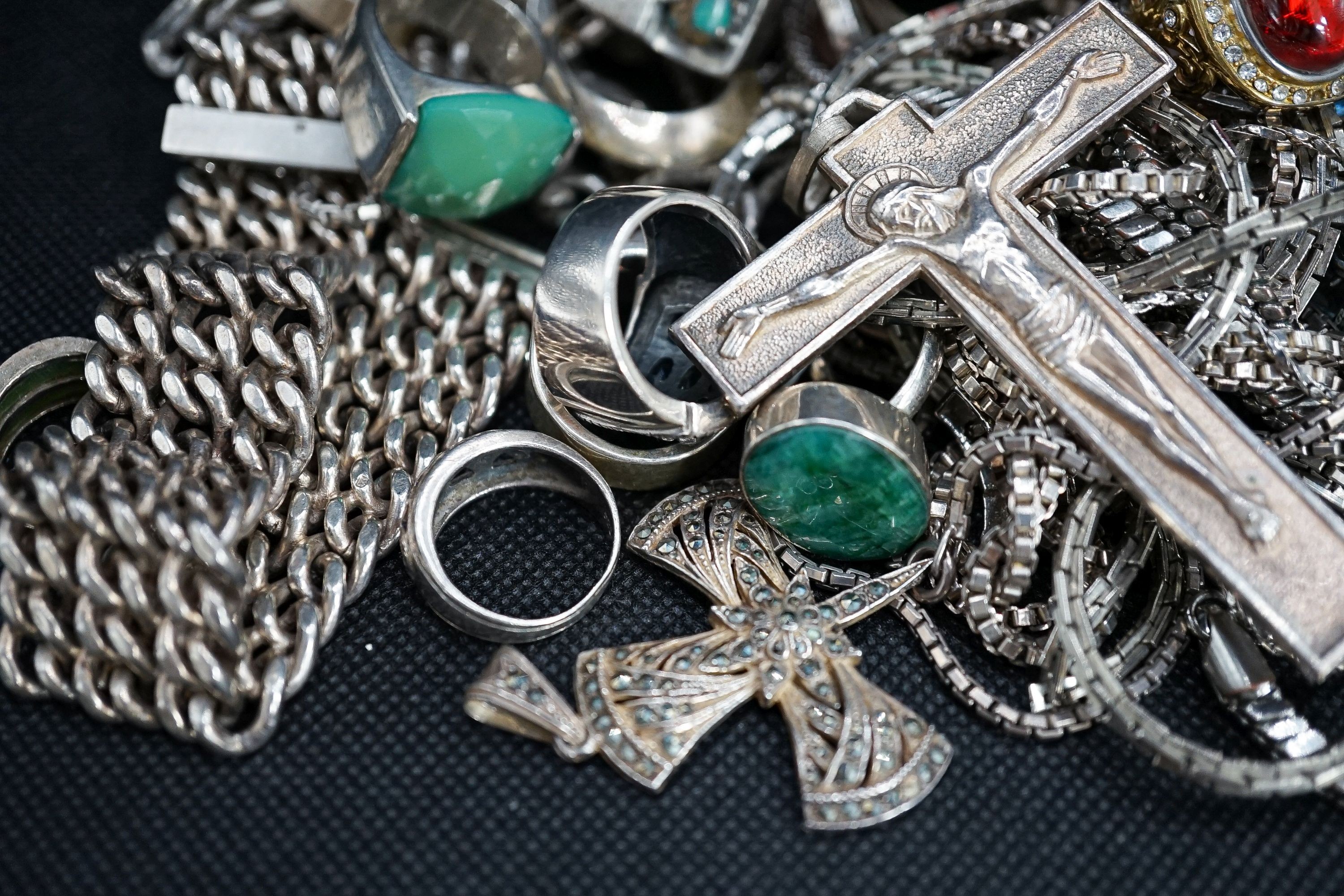 A mixed group of mainly white metal jewellery, including bracelet and rings.
